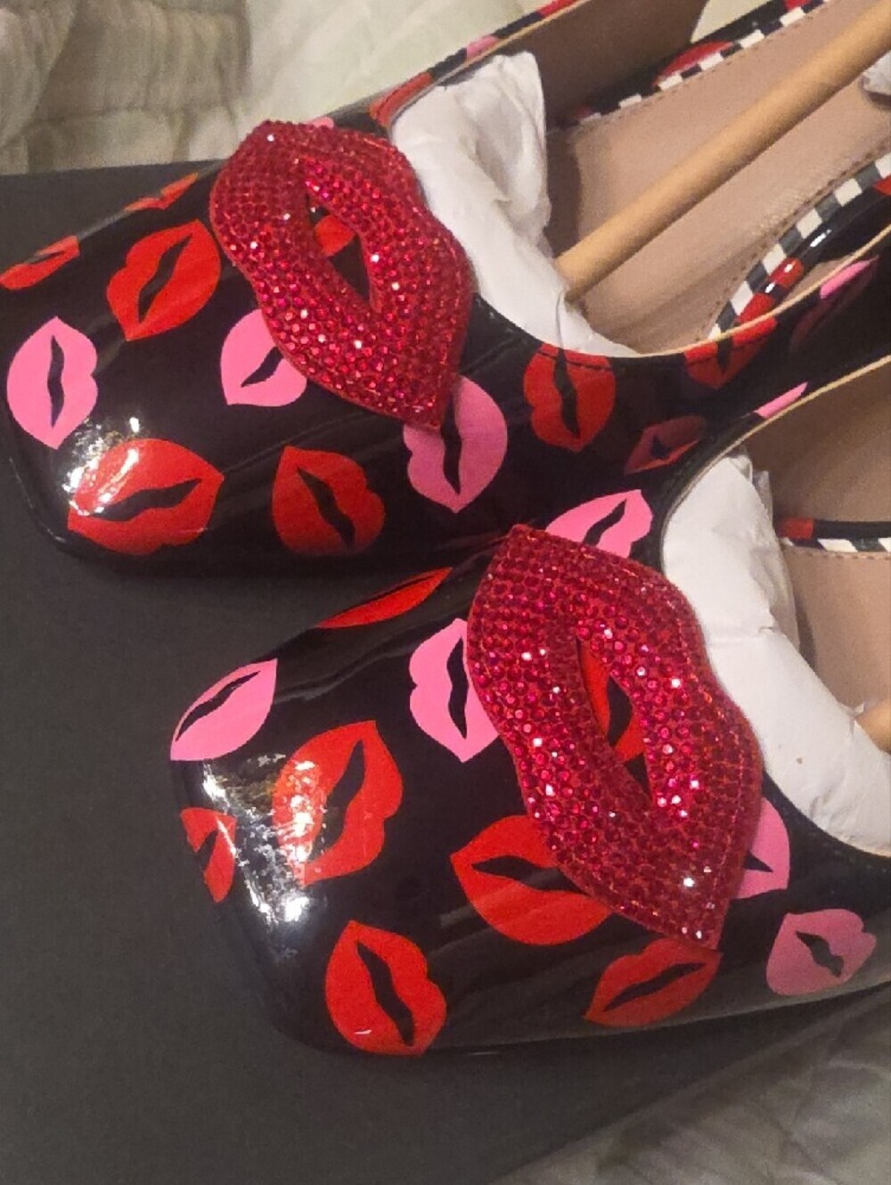 Betsey Johnson ASHHLEY Multi Lips Black Slingback Pumps Red and Pink Lips Size 8 - Picture 7 of 14